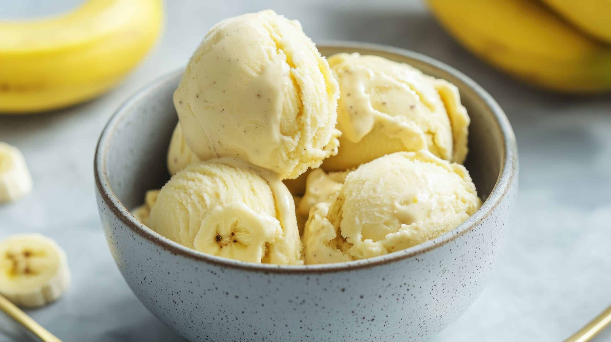 Leckeres veganes Bananeneis zubereitet und bereit zum Genießen