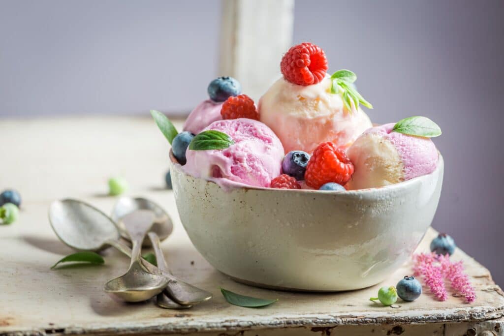 Süßes Eis aus frischen Früchten und Milch
