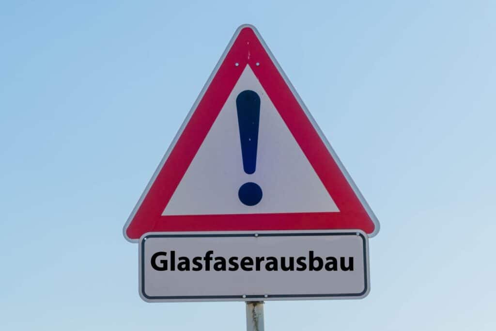 Warnschild beim Glasfaserausbau – richtige Planung und Glasfaser Adapter sind Voraussetzung fuer stabile Netzwerke