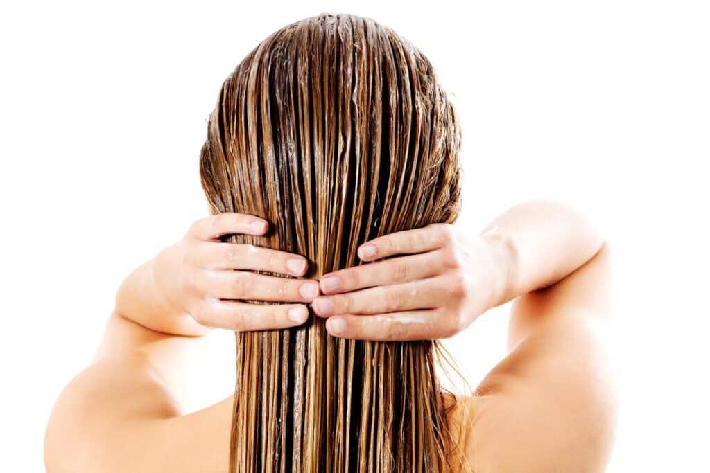 Rückansicht mit nassem Haar bei Haarpflegeroutine | Detangler Brush